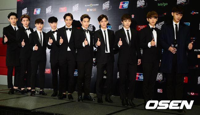 EXOKAI101's tweet photo. [PIC/News] 140203 MAMA Press Conference - EXO (cr.osen) วันนี้ขอให้โชคดีนะหนุ่ม ๆ ✌️♡ http://t.co/sqN0kLu9HA