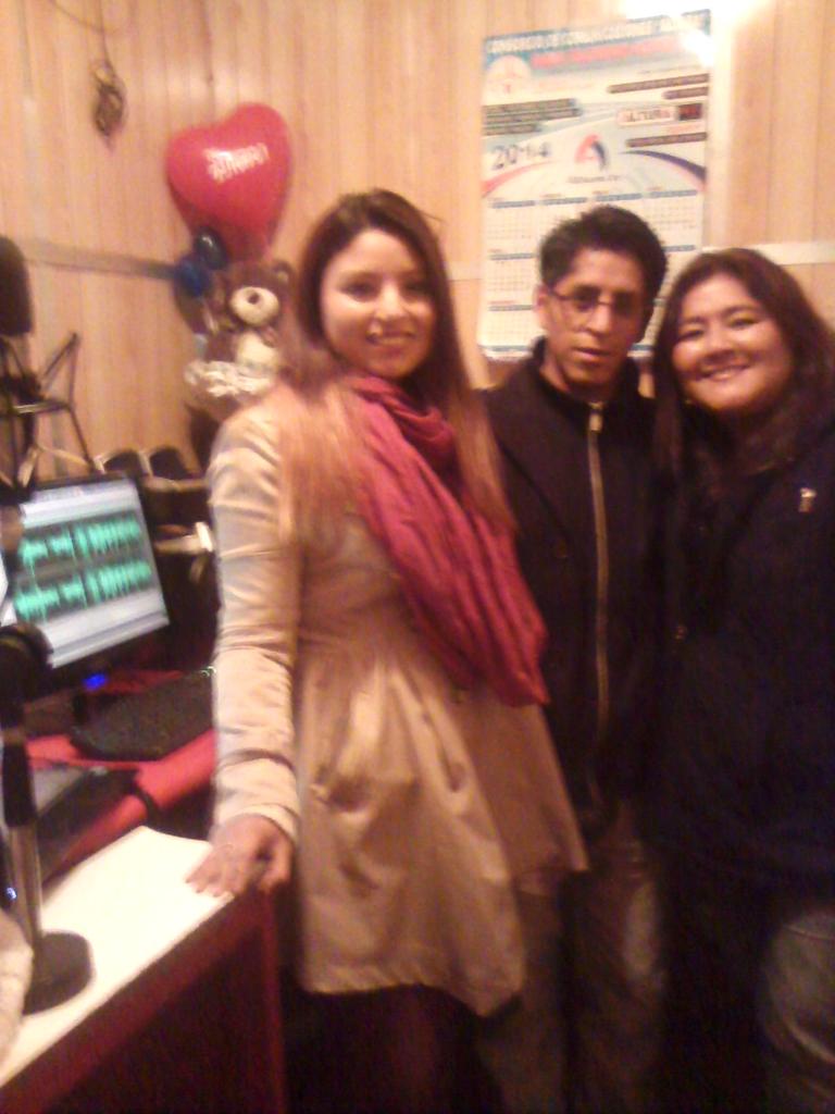 CarybelOficial's tweet photo. Gran recibimiento en Cerro de Pasco! Con las #ChicasDelSol http://t.co/fKLbht9WRh