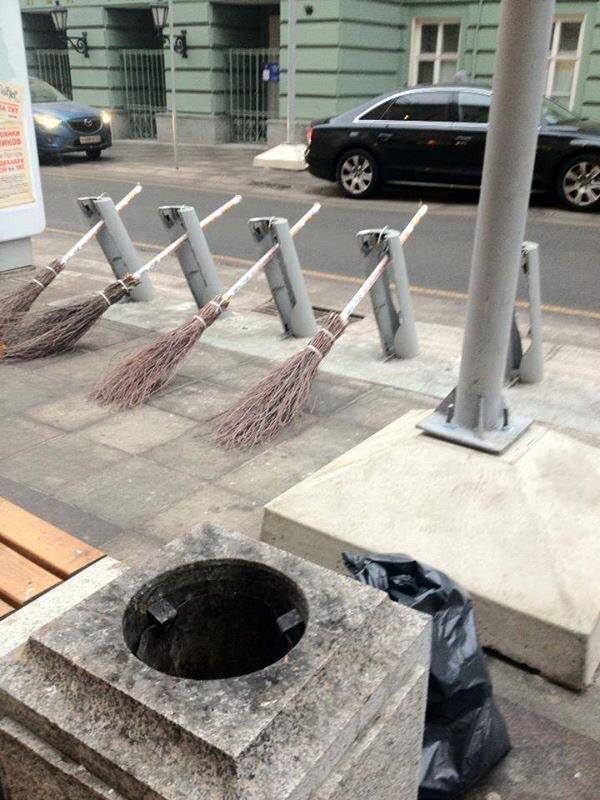 knyazpavel's tweet image. Слет всех ведьм #москва Побольше бы таких ироничных промоакций. Сегодня на Большой Дмитровке - метлопарковка! #мск