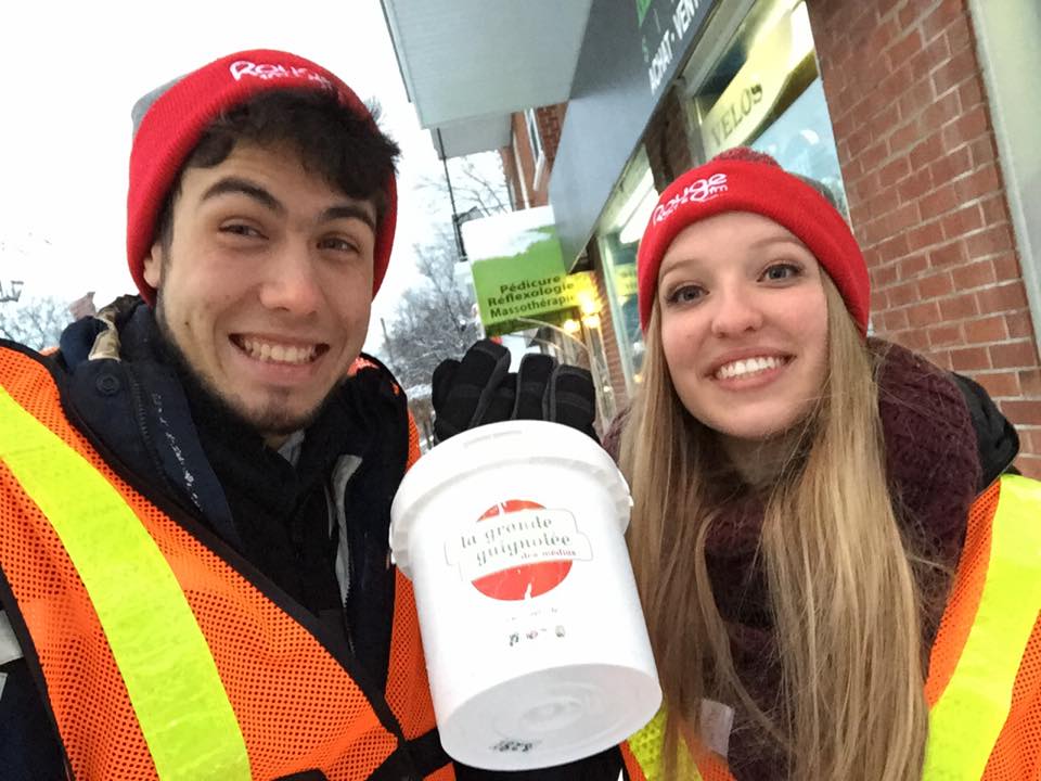 Les #JDLC2015 participent aussi à la <a href="/GuignoleeMedias/">La guignolée des médias</a>. Voici deux des délégués de l'<a href="/universitelaval/">Université Laval</a> #GGM14 #GGM2014