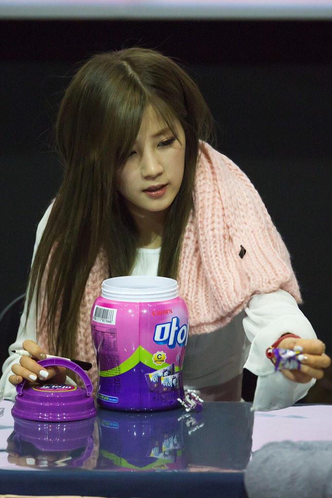 APink_INA's tweet photo. [FANTAKEN] 141204 Apink at Sinchon Fansign - Chorong // By EXTRA http://t.co/R6tz6KCEEt via:apink_sg -Hayi