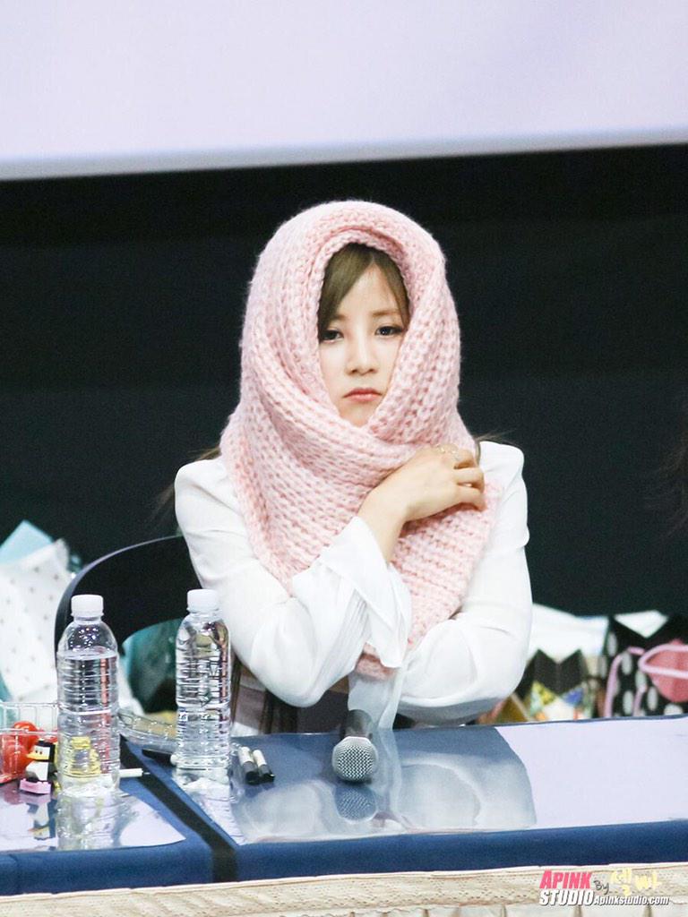 APink_INA's tweet photo. [FANTAKEN] 141204 Apink at Sinchon Fansign - Chorong // By 셀빠 http://t.co/OfZ7KV9hmU via:apink_sg -Hayi