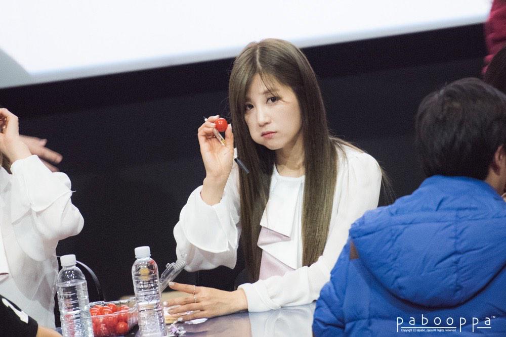 APink_INA's tweet photo. [FANTAKEN] 141204 Apink at Sinchon Fansign - Chorong // By pabo_oppa http://t.co/iQ3RnF0d4X via:apink_sg -Hayi