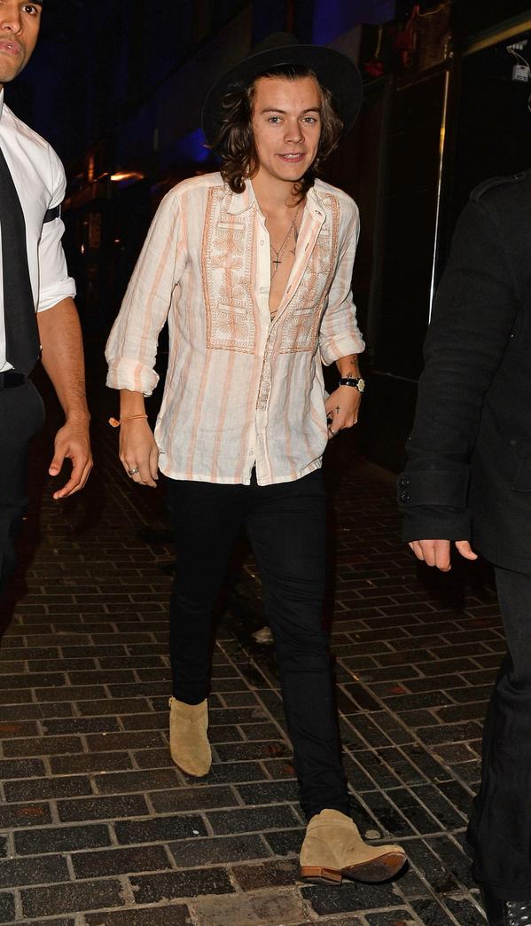 prideestyles_'s tweet image. apesar dele ficar lindoo com qualquer coisa  eu amei essa roupa ele ta coisa mais linda do mundoo