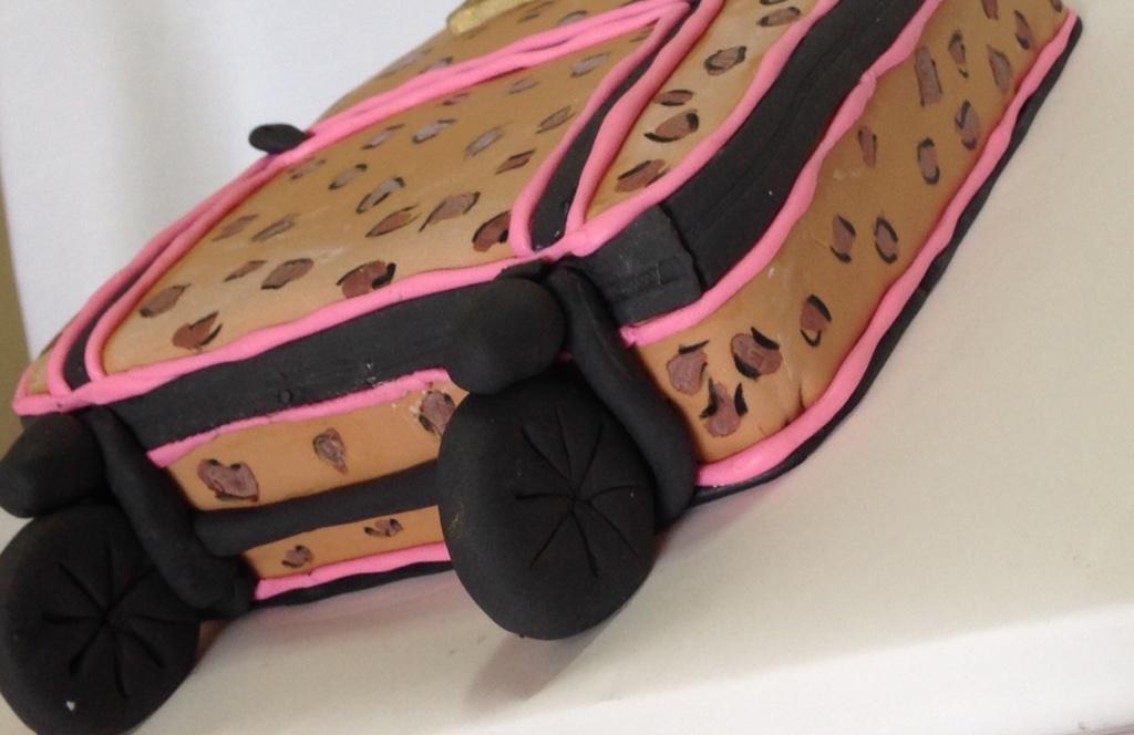 franchulascakes's tweet photo. Torta valija victoria's secret animal print! Rellena de mousse de chocolate y cream chesse de dulce de leche! http://t.co/xQshphYDpD