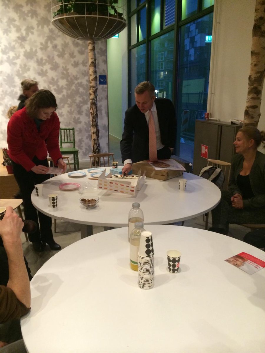 ViroenS's tweet photo. @ericvanderburg prachtig gebaar van onze gemeente! #mantelzorgtaart #020zorg #mantelzorg http://t.co/g7GqIzUzLm