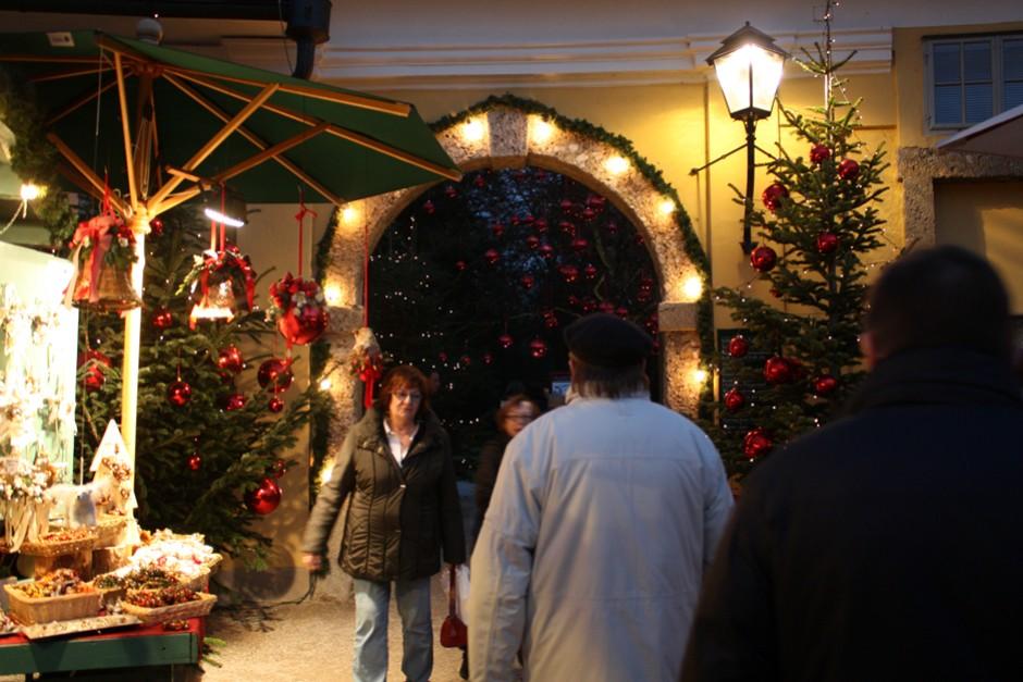 T_W_O's tweet photo. Schön geschmückt: ein Seitentor ins Schloss Hellbrunn in #Salzburg ... http://t.co/KBQwJM00PC #Adventgenuss http://t.co/611Ns3HfXB