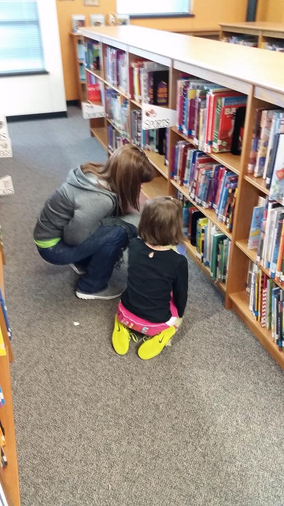 Awesome #hawk librarian helping Ss find research texts <a href="/hawkmavs/">Hawk Elementary </a>  #dentonchat