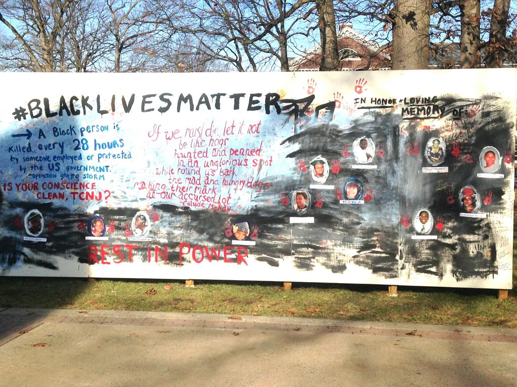 LTO_KRYSTALLYNE's tweet photo. TCNJ recognizes lack of justice for Blacks👊👏 #Mural #BlackLivesMatter May all victims of injustice #RestInPower💞 http://t.co/gy8YsOOfaR