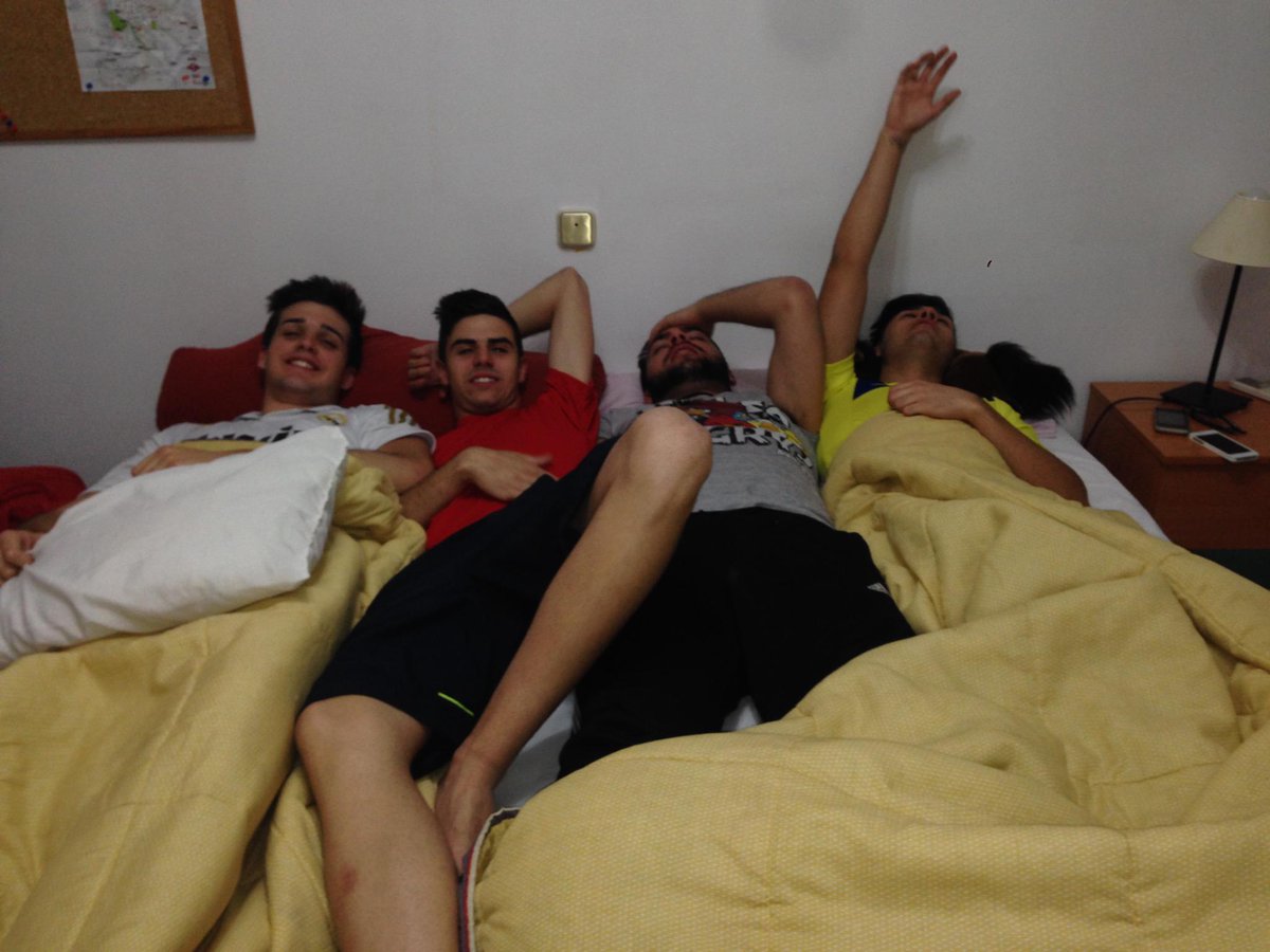 ToiaMira's tweet photo. Si tengo 4 perros como amigos, lo primero será asumirlo ;(  #QueVivanLosViejosTiempos http://t.co/xsF7BlD5ZI