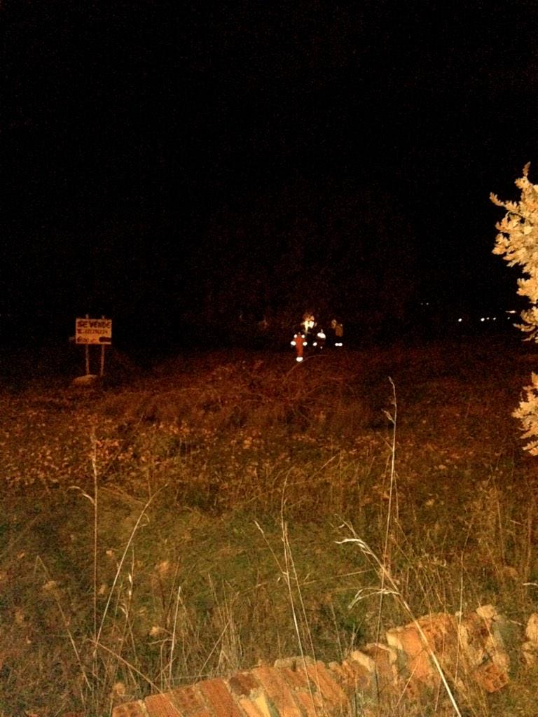 Pequeño incendio de enseres y matorrales en c/el ermitaño de Trobajo