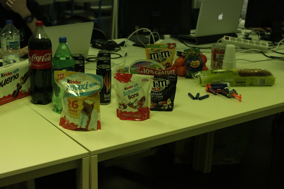 G4formation's tweet photo. Il faut reprendre des forces! L'institut vous offre de quoi vous ravitailler ! #geek #gourmands #nuitinfo #InstitutG4 http://t.co/tWlm8iKp3R