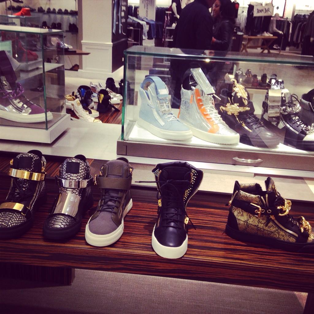 gochanelx's tweet image. Can somebody come in &amp;amp; buy some shoes today lol #workflow #boredflow