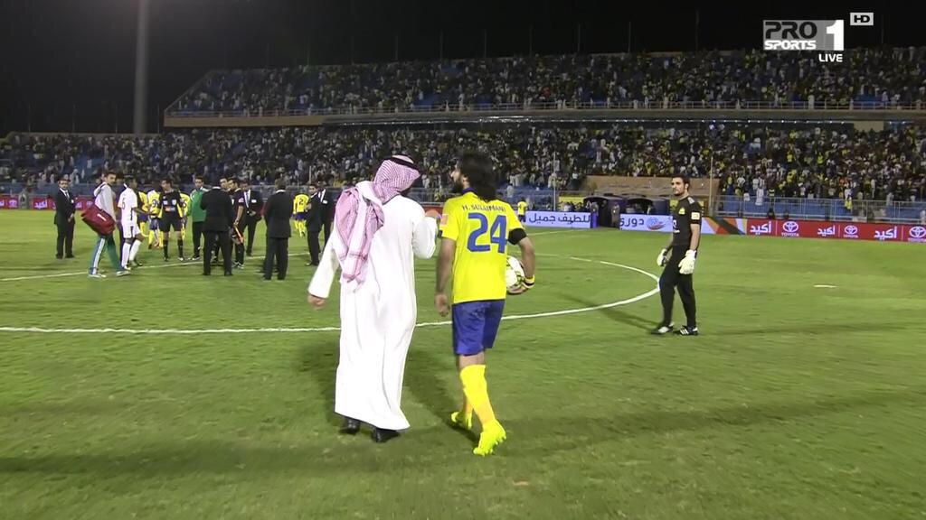 ABO_FI9L's tweet photo. شوفوا اداري الفيصلي القذر واضح داخل الملعب يبغى يستفز حسين

#اداري_الفيصلي_يتهجم_على_حسين_عبدالغني #النصر #العالمي http://t.co/OIrwJlSG7E