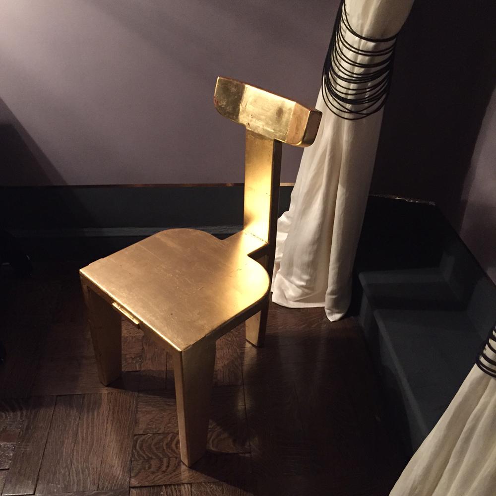 DeepBlueSocial's tweet photo. Falling for this golden chair in @karamanndesign's luxe, sexy room at @HolidayHouseNY. #NYC #HolidayHouseNY http://t.co/SAAReRpMRZ