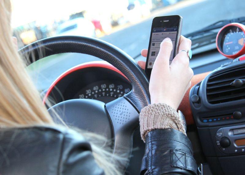 interiorgob's tweet photo. Si estás conduciendo, toda tu atención en la carretera. Deja el móvil para otro momento #CampañaDistracciónDGT http://t.co/dag3iG6Pk1