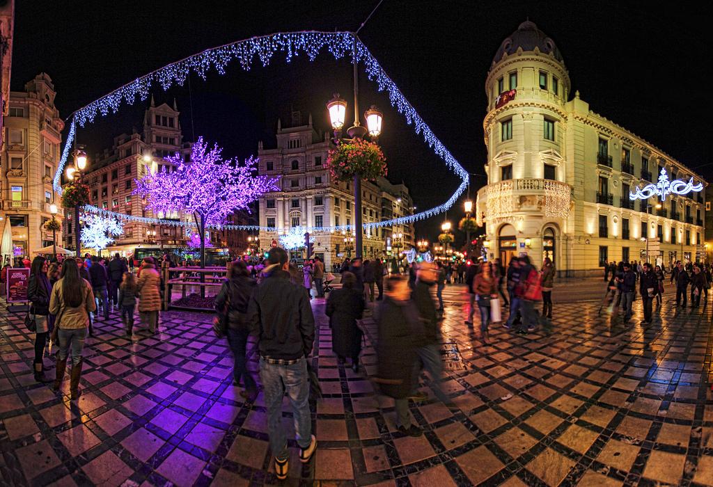 PlanesGranada's tweet photo. El encendido de las luces de Navidad 2014 llega este viernes, 19:00 h, en plaza del Carmen vía http://t.co/y18jiLV8Ph http://t.co/NdKakDH7oy