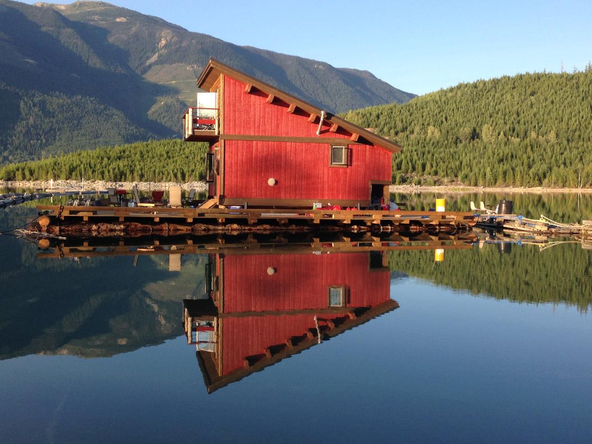 Barge-top cabin in British Columbia:
cabinporn.com/post/104329841…