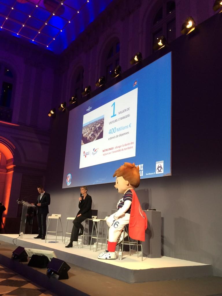 lola_bourget's tweet photo. 1 million de visiteurs étrangers en #France en #2016 pour @EURO2016 #LeRendezVous http://t.co/eOqbm4q33q