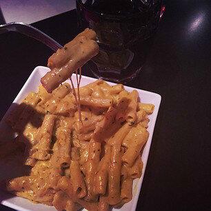 PrincessFraNy's tweet photo. Great dinner #Mac&amp;Cheese *delicious* and I wonder how come my bum is enlarging ahahahahah #goodtimes http://t.co/36WK1CN7je