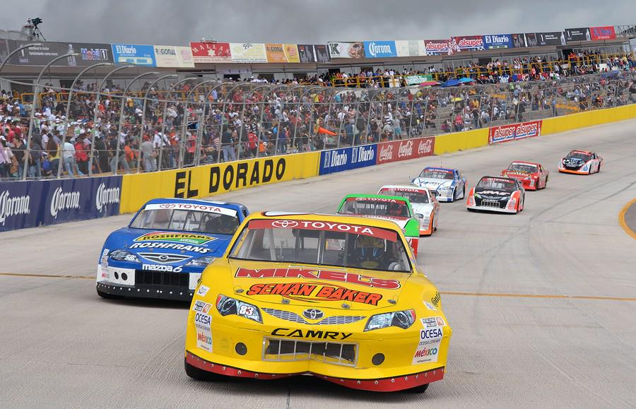 NASCARMex's tweet photo. Un total de 26 pilotos lideraron al menos una vuelta en la temporada 2014 de #NTSMxFS3 http://t.co/nQ8yl1Mh6q