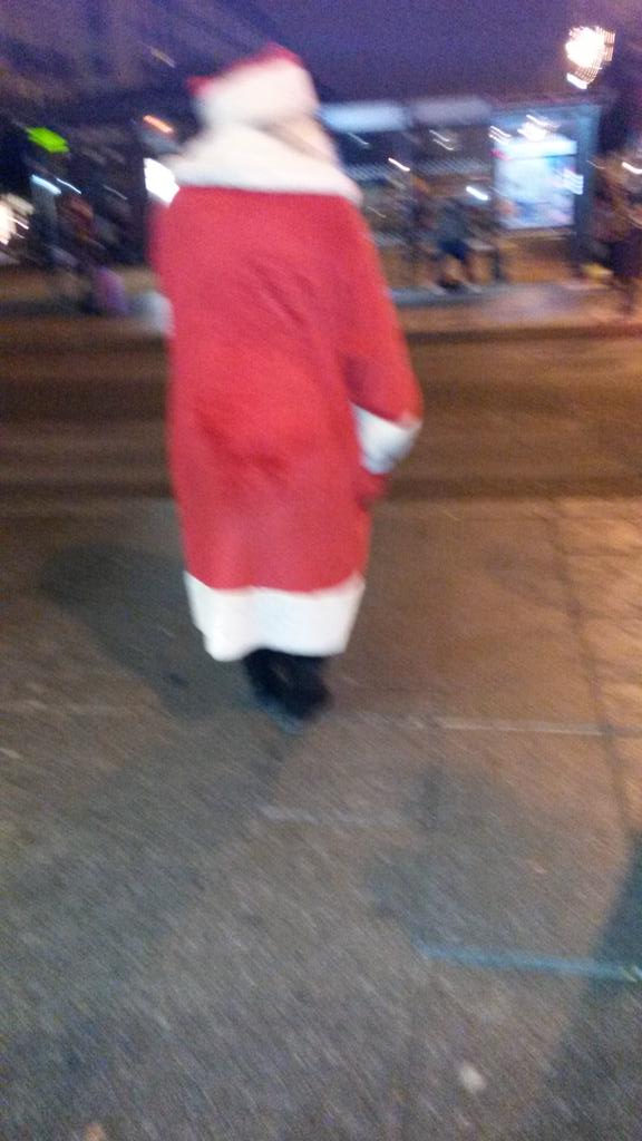 SPelhate's tweet image. Je viens de croiser le père noël a mon arrêt de bus, complètement bourré! Je savais que c'était un métier difficile..