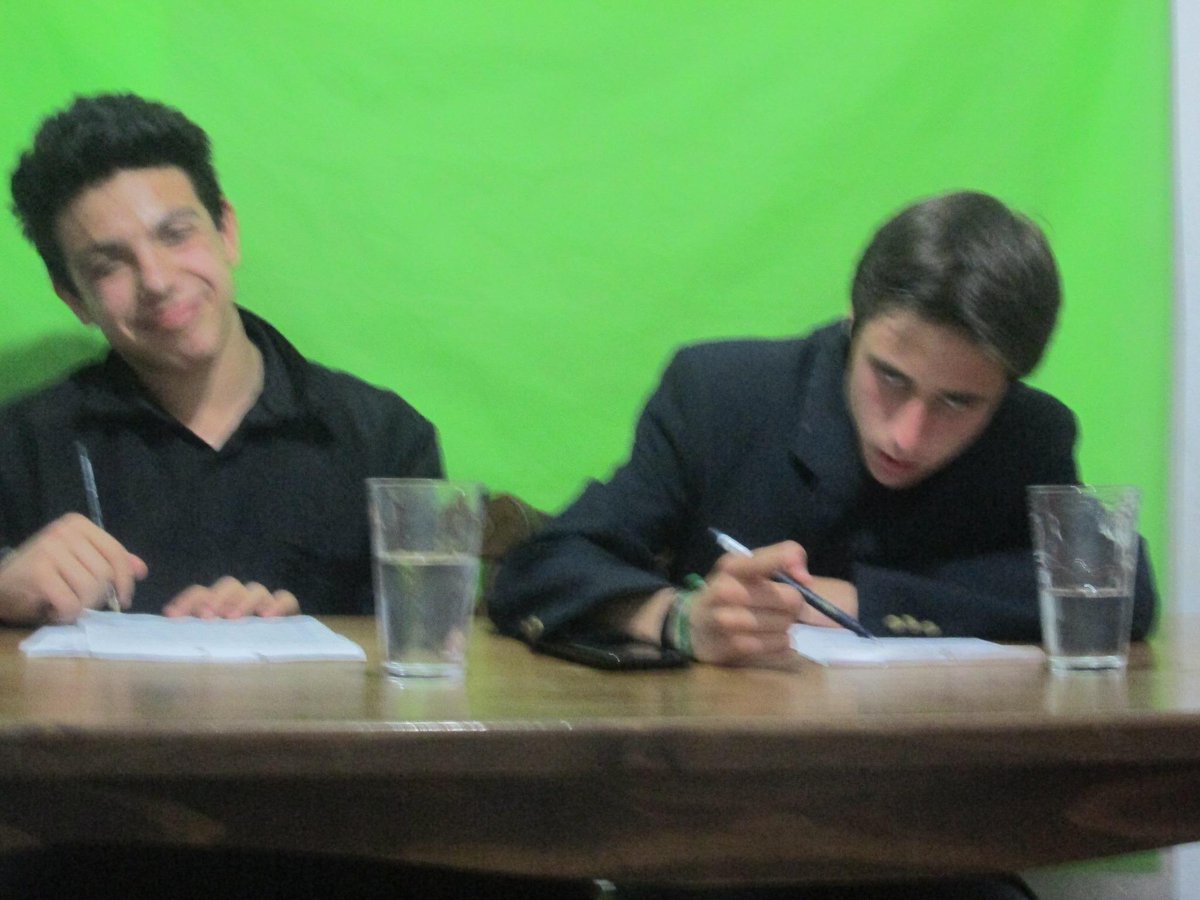 mxproductions1's tweet photo. @marckalpuin Productor y editor juntos, sinceramente, nunca nos dimos cuenta de sus verdaderas caras..jaj http://t.co/VfZhRT5lrQ