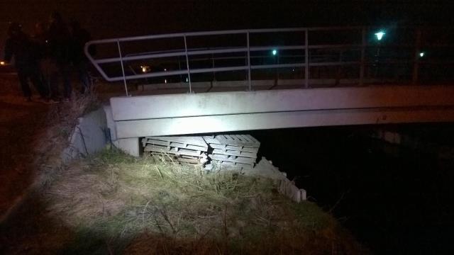 WA_Monster_TH's tweet photo. 1e partij pallets (vreugdevuur) weggeknepen, 1e boetes voor de personen die er mee sleepten. http://t.co/pZzmFUsYhC