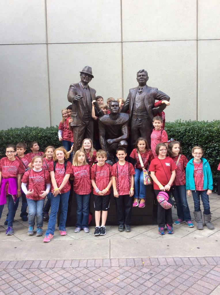 kjared87's tweet photo. Jared's 4th graders@ Al Sports Hall of Fame #learnup #bbetigers @JaredkidBBE @sushay82 http://t.co/LiUxAZmZ1m
