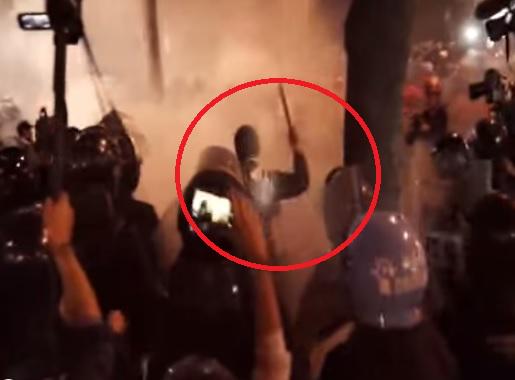 Pajaropolitico's tweet photo. Funcionario del GDF dice que no agredió en disturbios #1DMx; nuevo video lo desmiente http://t.co/IfgbHly5zw http://t.co/PaODgxdYHP