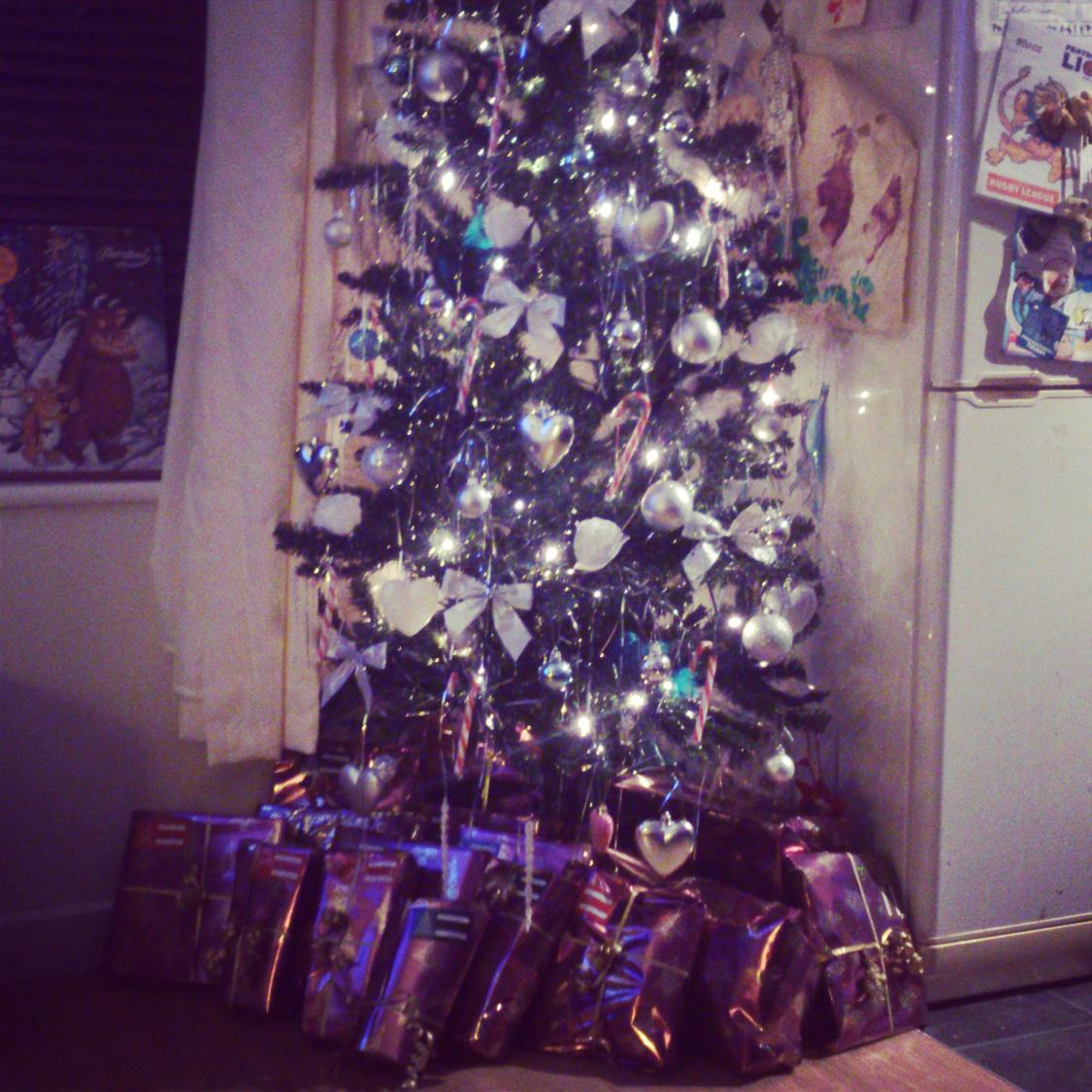 SarahBinno's tweet photo. Trees up #coseynights be alot better when @wayneallen87 is here too! http://t.co/pEsM8D6gkt