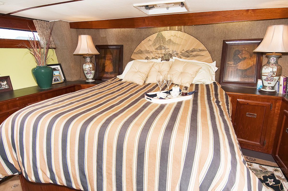 SleepAfloat's tweet image. Our newest yacht rental Lady Xanadu is perfect for anyone coming to visit @NASA @NASA_Orion  @ExploreSpaceKSC