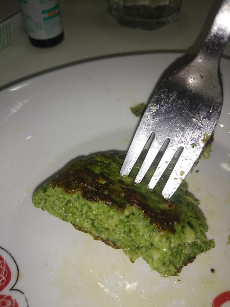 diegoroyolomas's tweet photo. Comiendo hamburguesa de espinaca y pollo y la verdad es que esta buenisma http://t.co/va6e1GY7qj