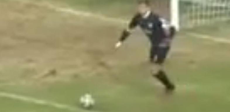 20min_sportnews's tweet image. Des Goalies #Albtraum: auf diesem Acker fallen #Eigentore. #Hubbel bit.ly/1w46zo4