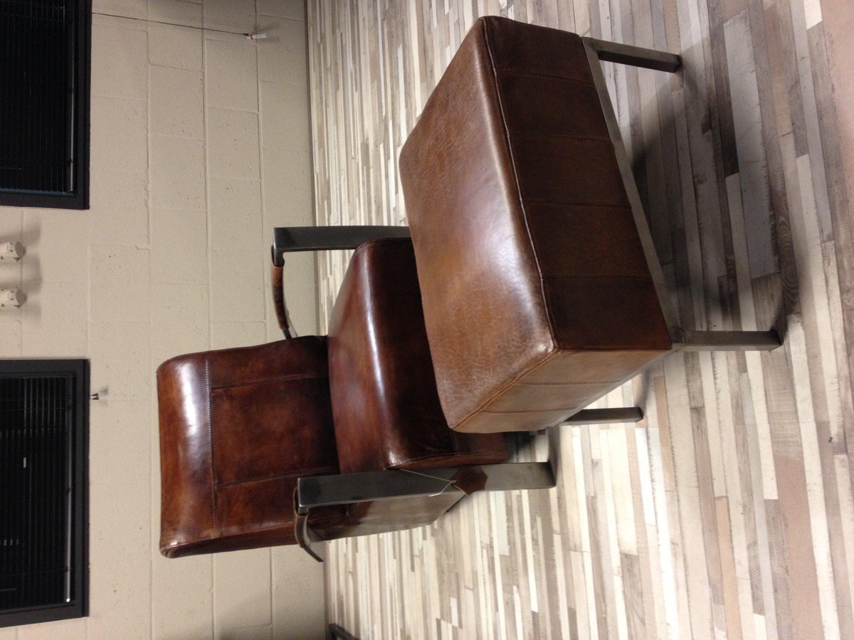 Echte retro fauteuil met bijpassende hocker bekleed met mooi schapenleder! Introductieprijzen resp., 549,- en 179,-