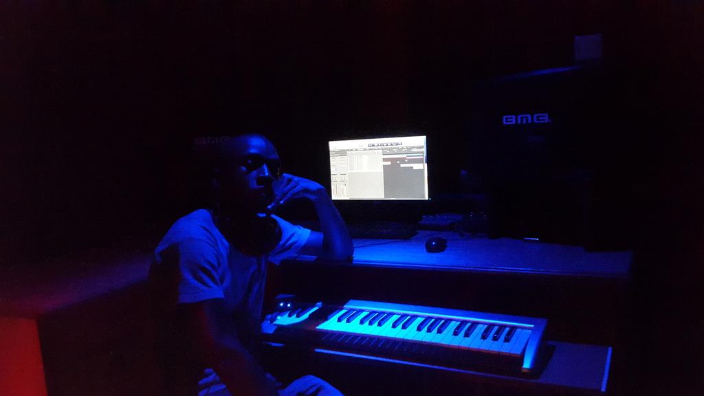 TheWordxclusive's tweet photo. Ernestz Mixtape on goin on, this guy jst goin for gold. http://t.co/CDBUZrMg4b