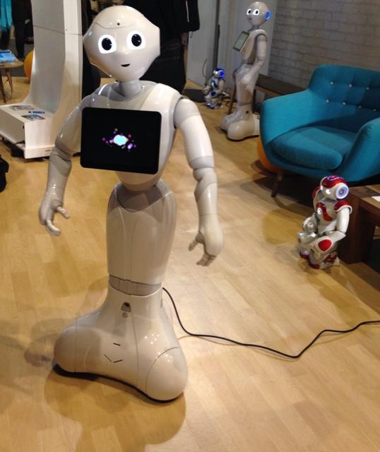 Capucine_Cousin's tweet photo. Et voici Pepper, le prochain robot d'Aldebaran, commercialisé au Japon en février 2015. #OLF2014 http://t.co/biwUnYGD2R