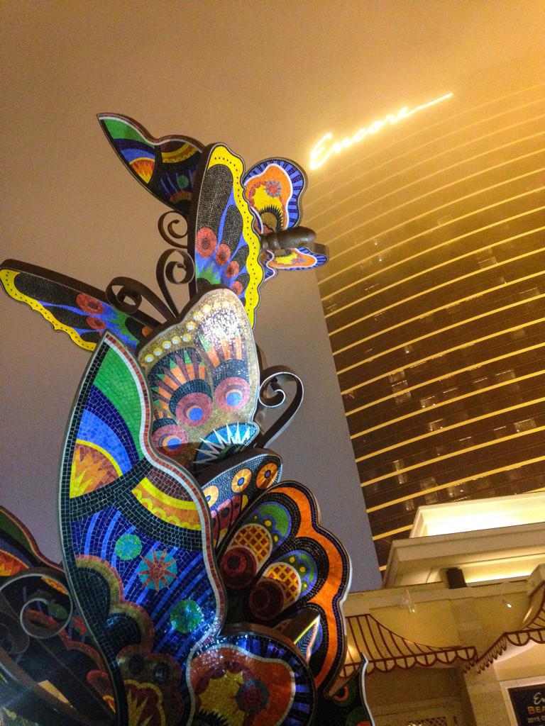 ZeePhotos28's tweet photo. Some art in front of the Wynn Casino. #vegas #vegasbaby #wynn #surrenderlv #art #mgm #hakkasanlv #slslv #lifelv #unlv http://t.co/hQlv0noIBD
