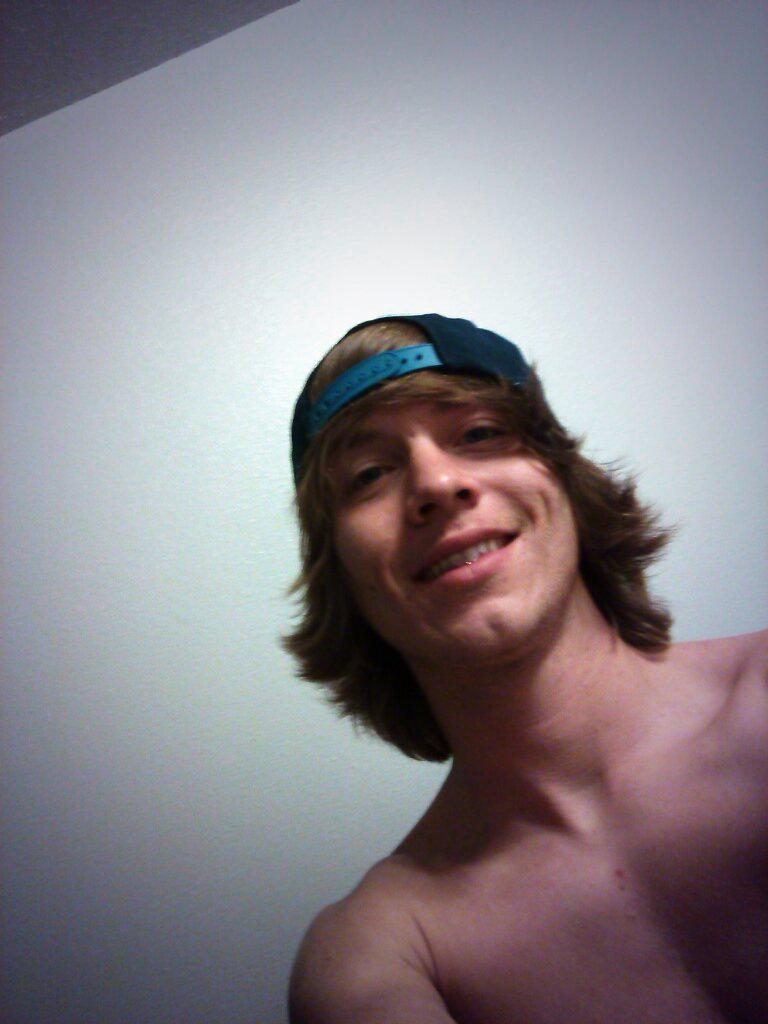 DylanAnthonyMar's tweet photo. Holy shit my hair was hella long!!! http://t.co/HLWdnrmG6Y