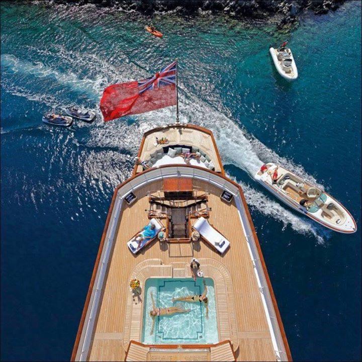 VincentFinetti's tweet photo. Where would YOU be? #Pool, #extensiblechairs, big sofa, #boat (to the right), #watercraft, #flexboat or #Kayak? http://t.co/mKl7n4xtFF