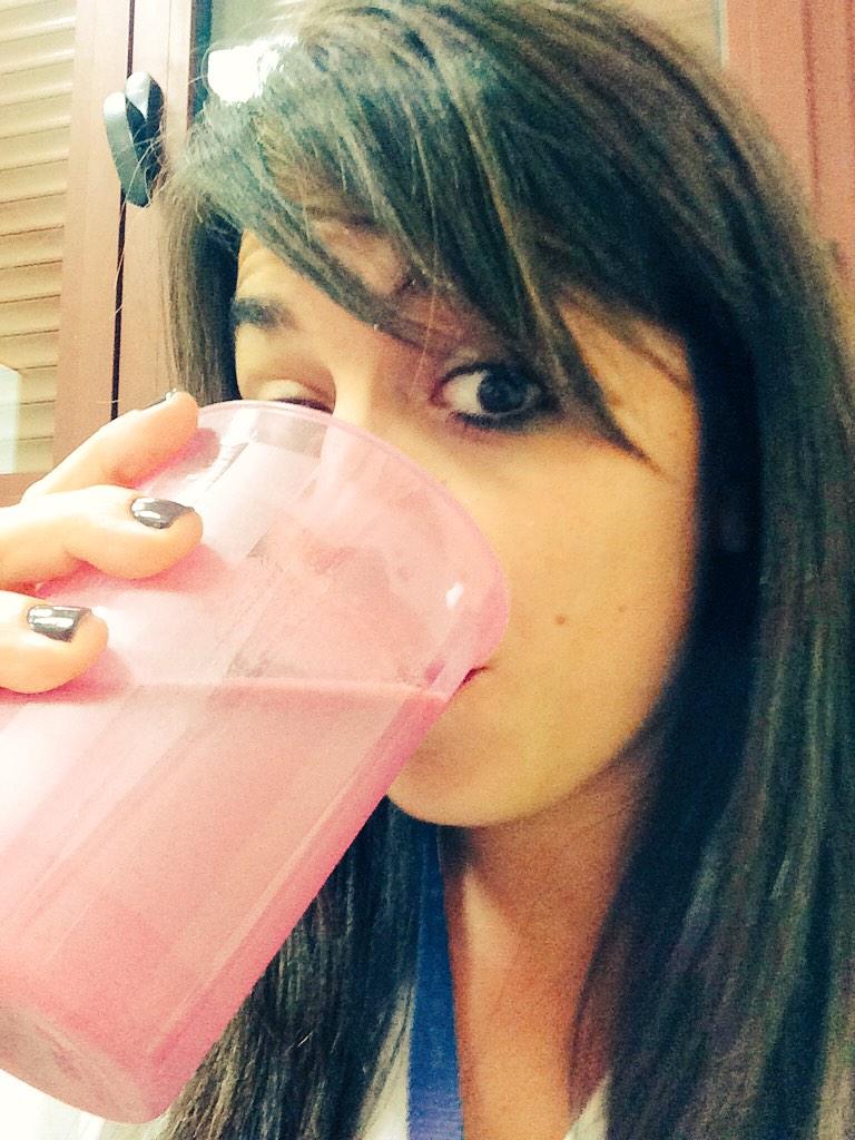 ade_lely's tweet photo. Vasito de leche q sabe a gloria con este frío: trabajar bien si se puede😋 http://t.co/ooeNJYok8e