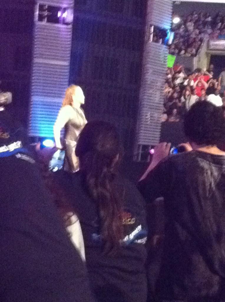TripleStephanie's tweet photo. #TBT To SummerSlam😭 @StephMcMahon http://t.co/YrUO4Jk76d