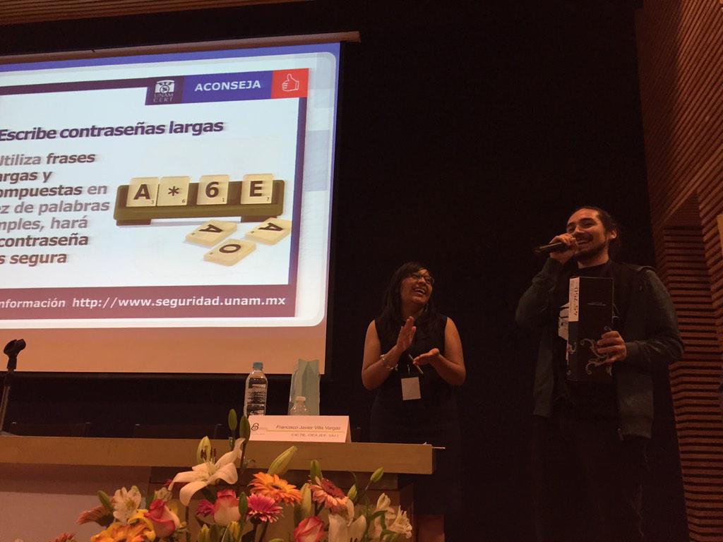 gbergel's tweet photo. @the_s41nt sorteando a nombre de @hacking4def #pisco Chileno en #CSC2014 http://t.co/P6WkDjhhMx