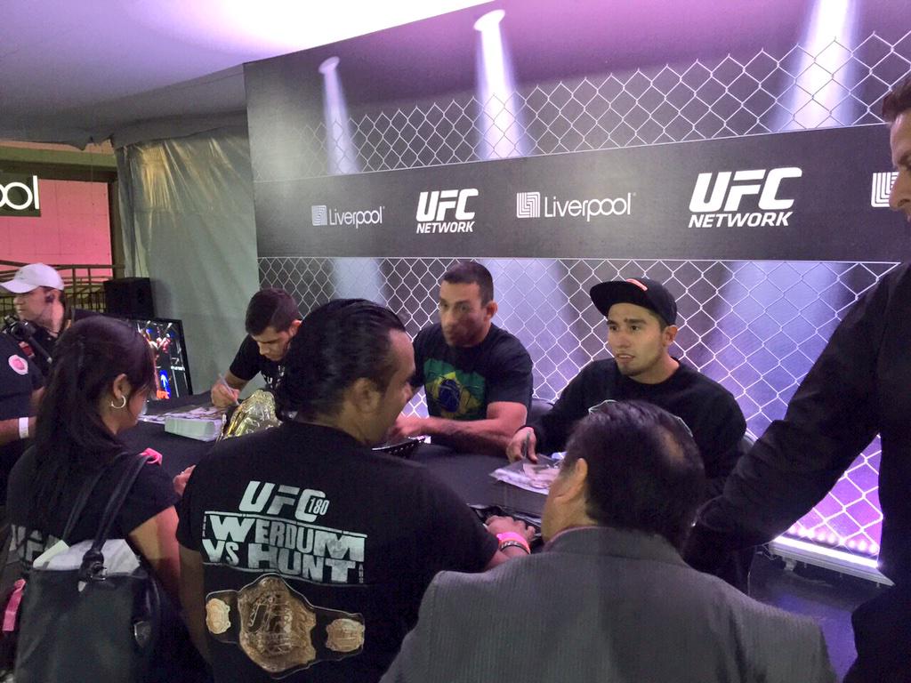 Ya estamos en <a href="/liverpoolmexico/">Liverpool México</a> Puebla en la firma de <a href="/FabricioWerdum/">Fabricio Werdum</a> <a href="/chilitoufc/">chilito fan!</a> y @diablitoUFC vengan!!!