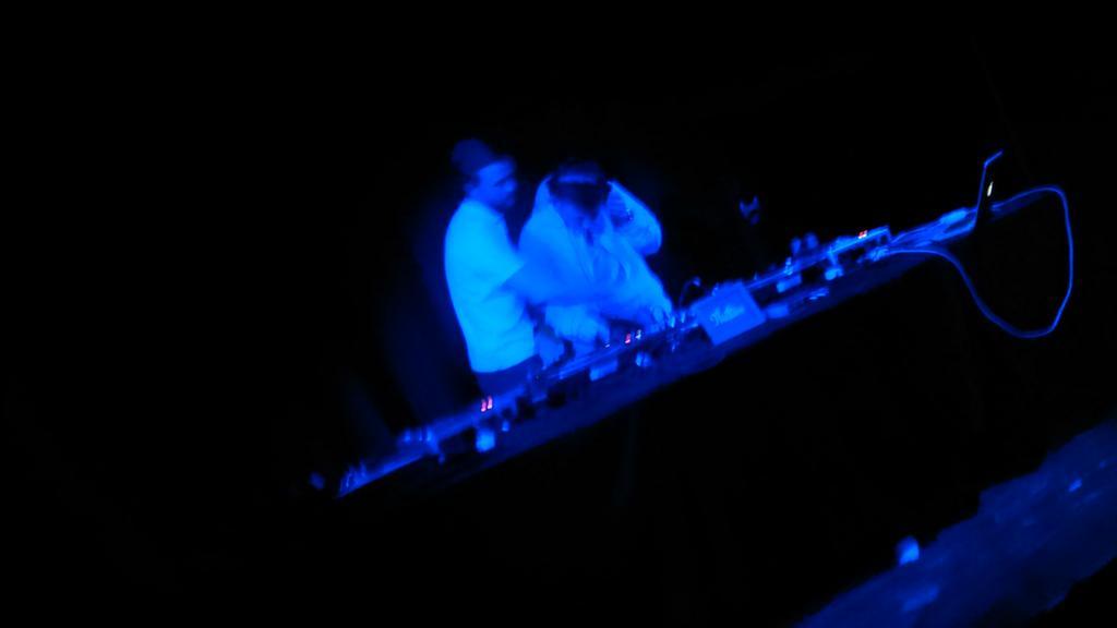 Thuture's tweet image. CRAIGIE CARTEL are now on! Bigggg tunes on Vinyl tonight!