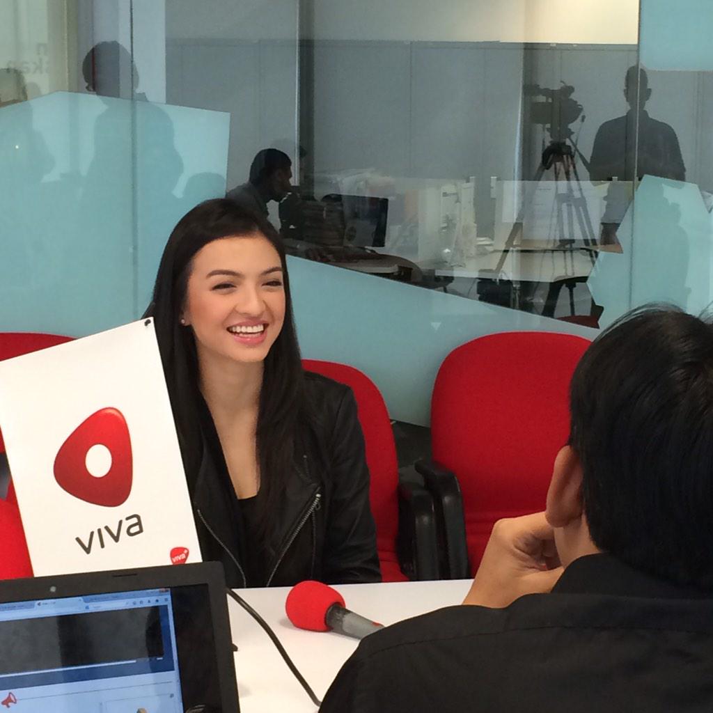 Raline cerita saat magang menjadi wartawan untuk mendalami peran sebagai Rana #Supernova viva.co.id/videochat