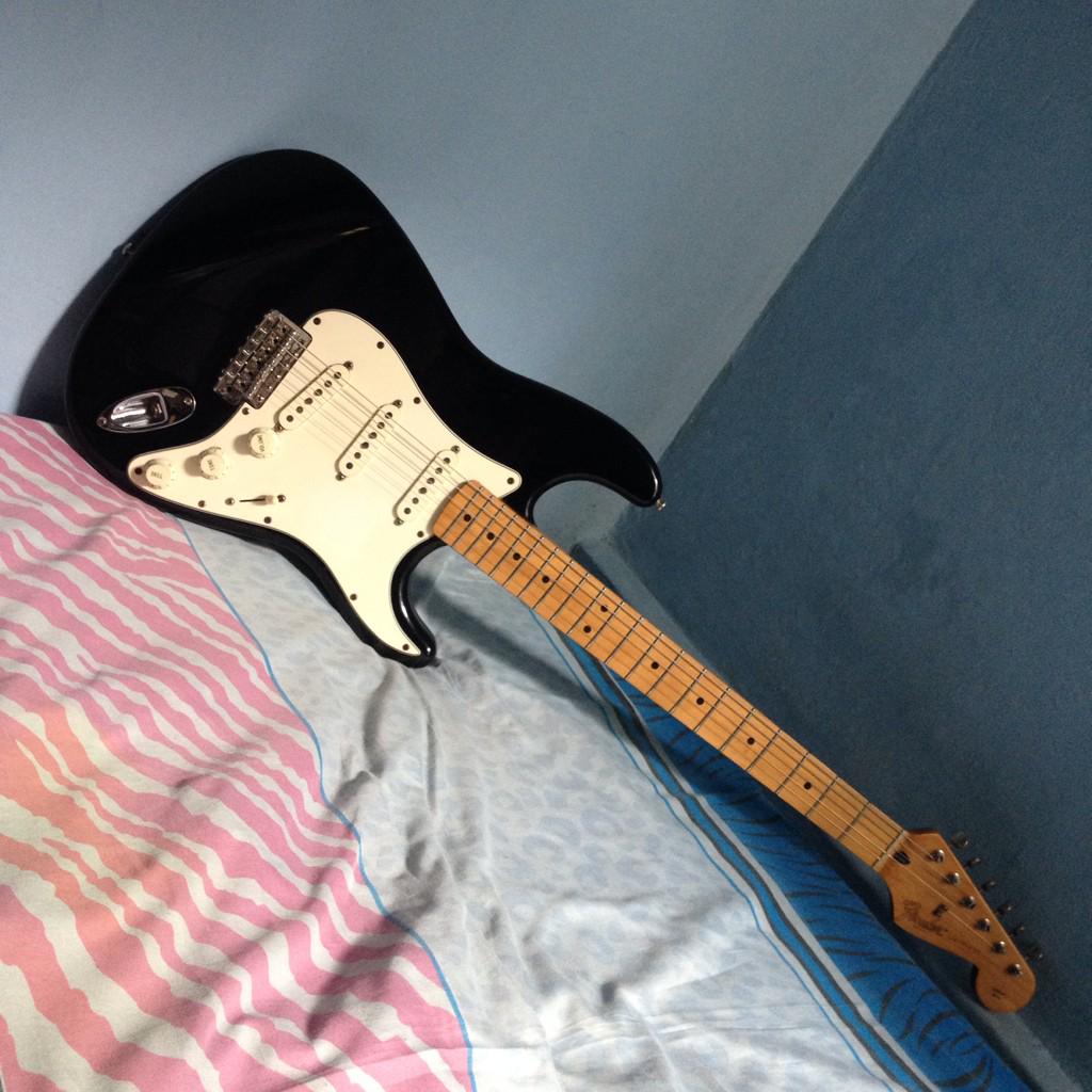 GitarMart's tweet photo. For sale: Fender California series Stratocaster 97, mint condition, saddle original fender baru. 081297759555 http://t.co/wMIphYTGNc