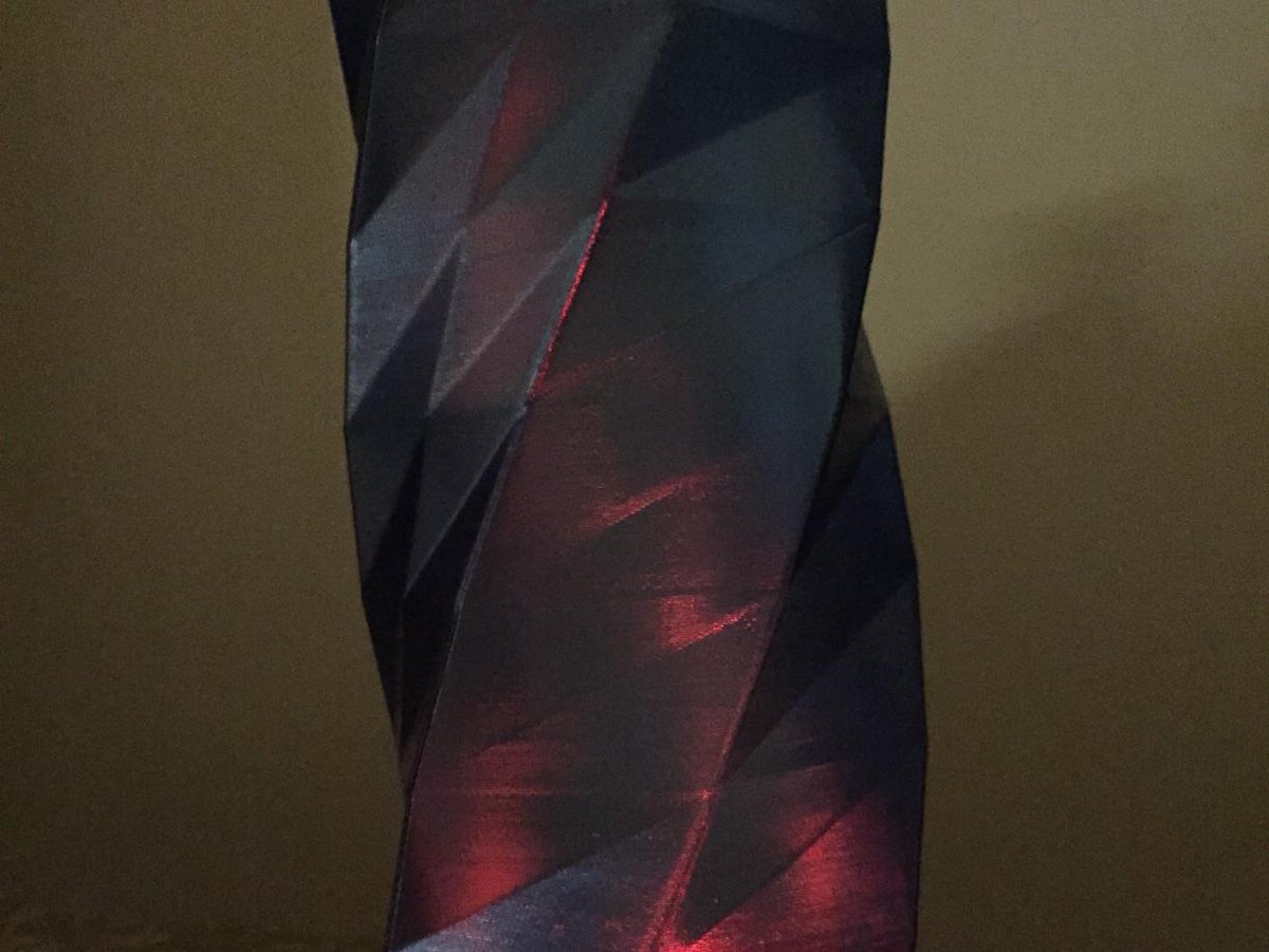 1tim11's tweet photo. I made one! Twisted 6-sided Vase Basic from #Thingiverse http://t.co/Oj12CU2lqn http://t.co/EowTlDJb1T