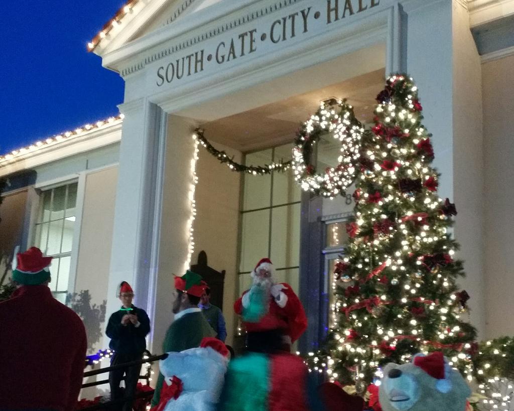 SouthGatePD's tweet photo. South Gate tree lighting ceremony. http://t.co/umEzhYxFit