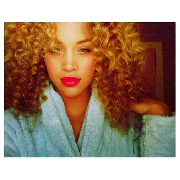 #CurlCrush: Jasmine Sander #swiperight #goldenbarbie ow.ly/ForK0